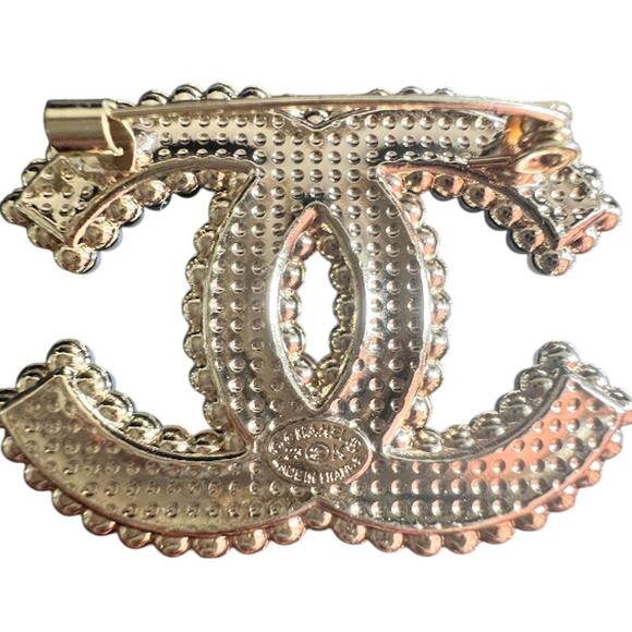 Chanel Gold Crystal CC Pearl Trimmed Brooch Winter Act II 2023 (CCXX023) - Picture 4 of 4